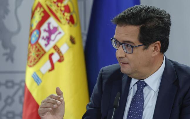 El titular de la cartera de Función Pública, Óscar López, en la rueda de prensa tras el Consejo de Ministros.