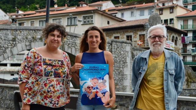 La autora Lara Larrañaga Salegi, junto a la alcaldesa de Ondarroa y el concejal de Cultura