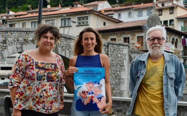 La autora Lara Larrañaga Salegi, junto a la alcaldesa de Ondarroa y el concejal de Cultura