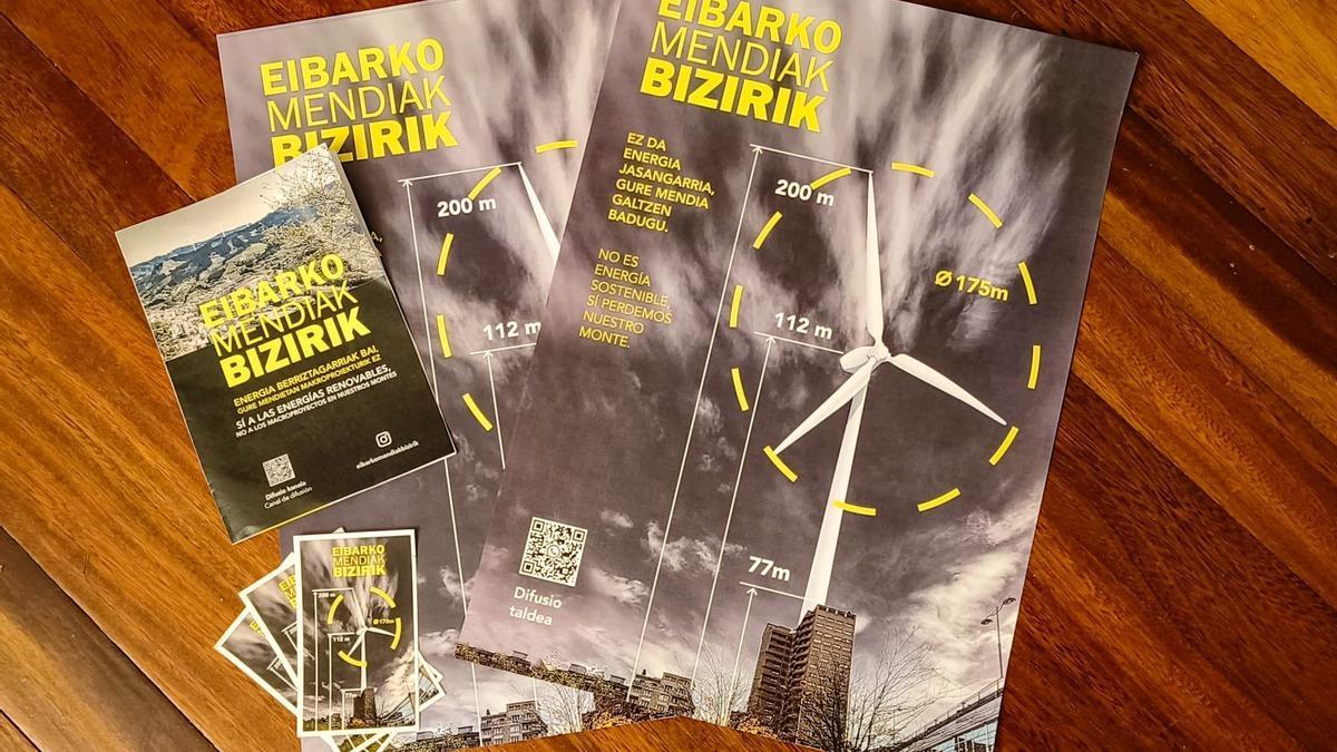 Carteles y folletos explicativos del proyecto de parque eólico de Basalgo editados por la plataforma ciudadana recién creada en Eibar.