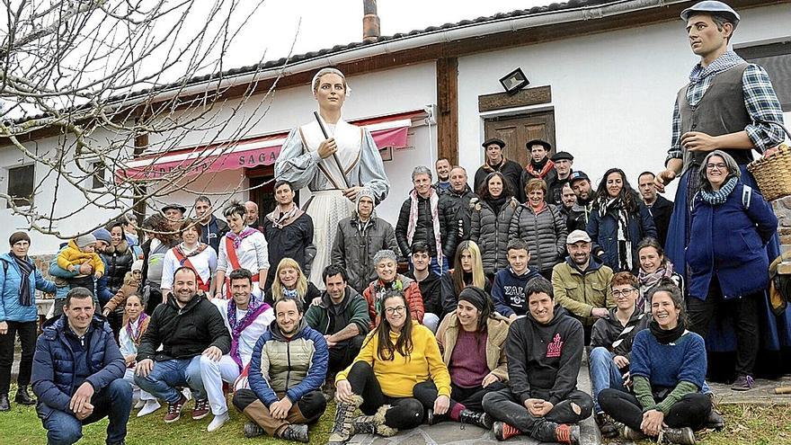 Socios y socias de Eztibeltza Kooperatiba, junto a amigos y amigas que han colaborado en auzolan, en la bizkar besta de inauguración.