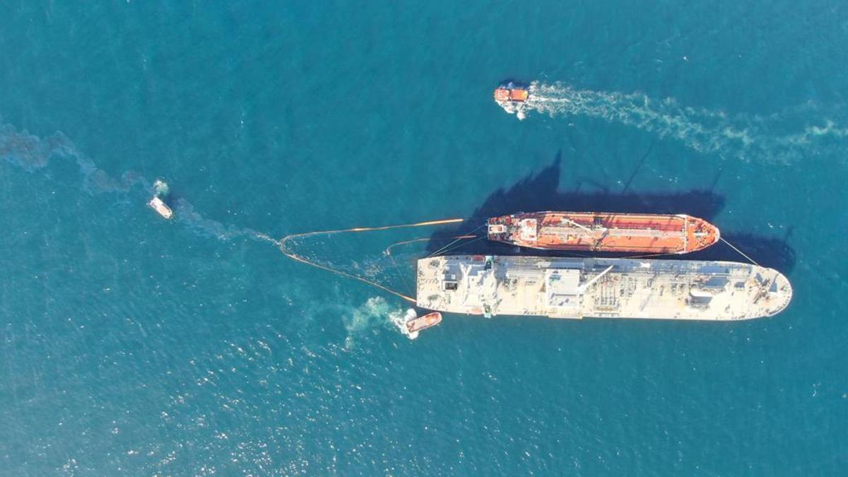 La Capitanía Marítima de Gibraltar ha suspendido las operaciones en su puerto tras el vertido.