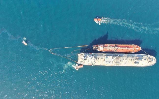 La Capitanía Marítima de Gibraltar ha suspendido las operaciones en su puerto tras el vertido. La Capitanía Marítima de Gibraltar ha suspendido las operaciones en su puerto tras el vertido.