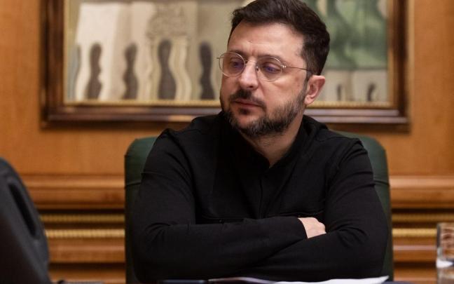 El presidente de Ucrania, Volodimir Zelenski, en conversación telefónica con los asesores de Trump.