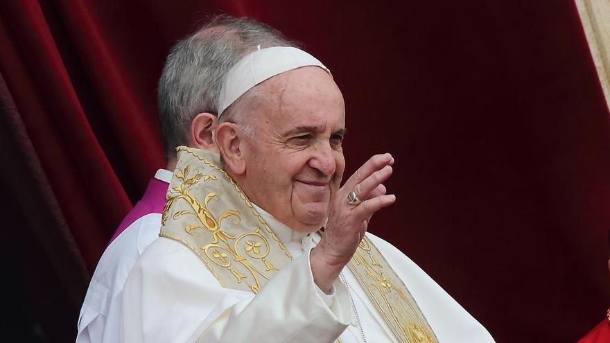 El Papa Francisco bendiciendo a los fieles congregados frente al Vaticano.