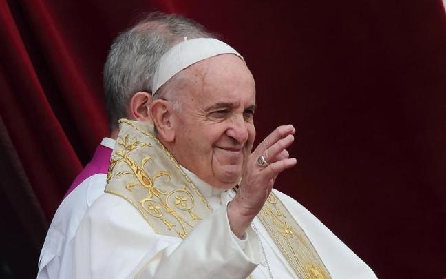 El Papa Francisco bendiciendo a los fieles congregados frente al Vaticano.