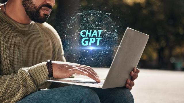 Un hombre mantiene una conversación escrita con ChatGPT en un ordenador portátil.