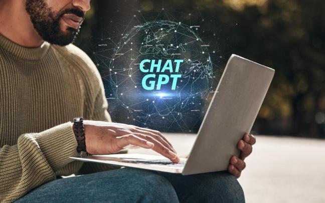 Un hombre mantiene una conversación escrita con ChatGPT en un ordenador portátil.