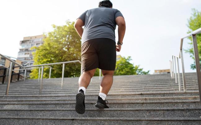 Un hombre sube escaleras mientras practica deporte en la ciudad. Un hombre sube escaleras mientras practica deporte en la ciudad.