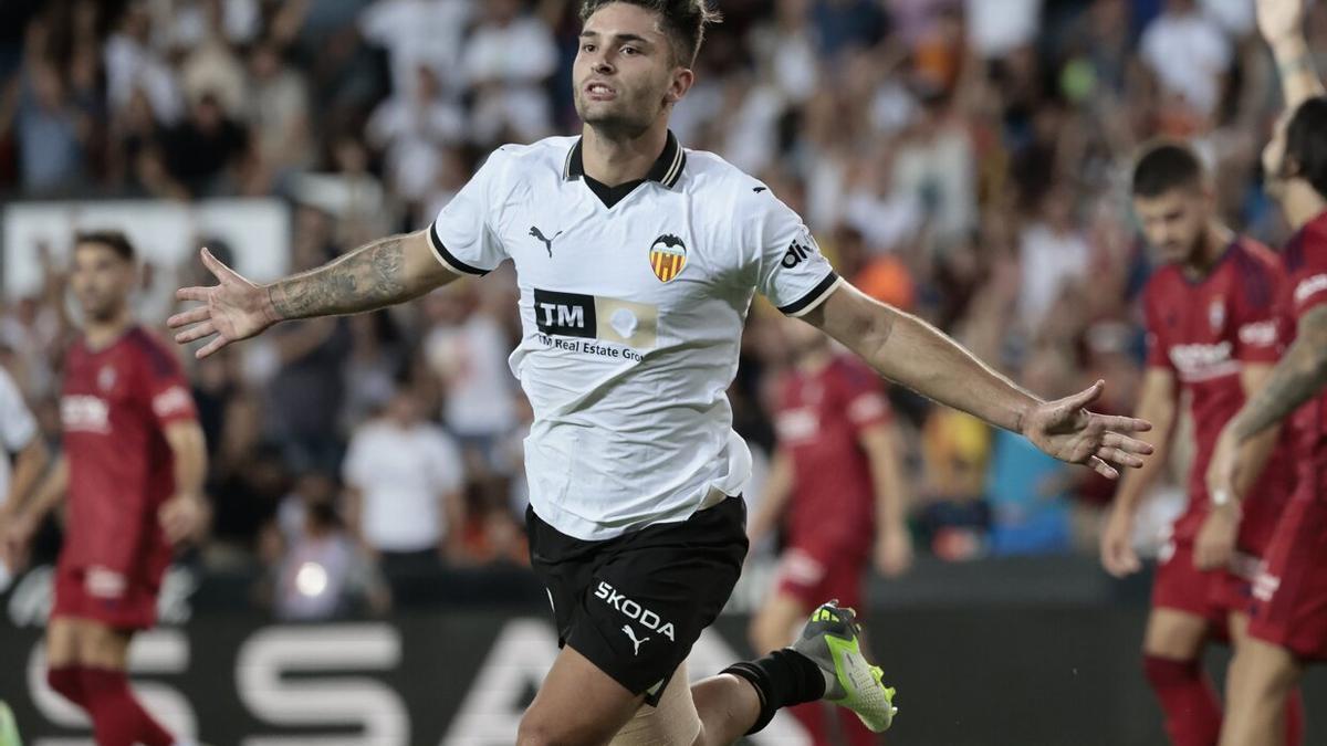 El delantero del Valencia Hugo Duro, en el partido contra Osasuna. / ANA ESCOBAR / EFE
