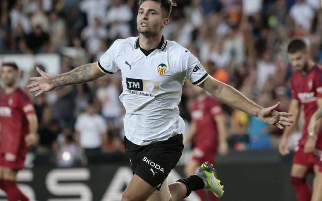 El delantero del Valencia Hugo Duro, en el partido contra Osasuna. / ANA ESCOBAR / EFE