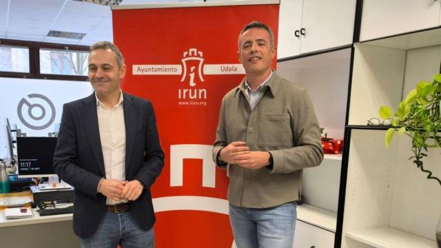 Jon Ugarte, delegado de Gobierno Abierto y Participación Ciudadana, y Gaizka Iriarte, director de Gureak Datapost