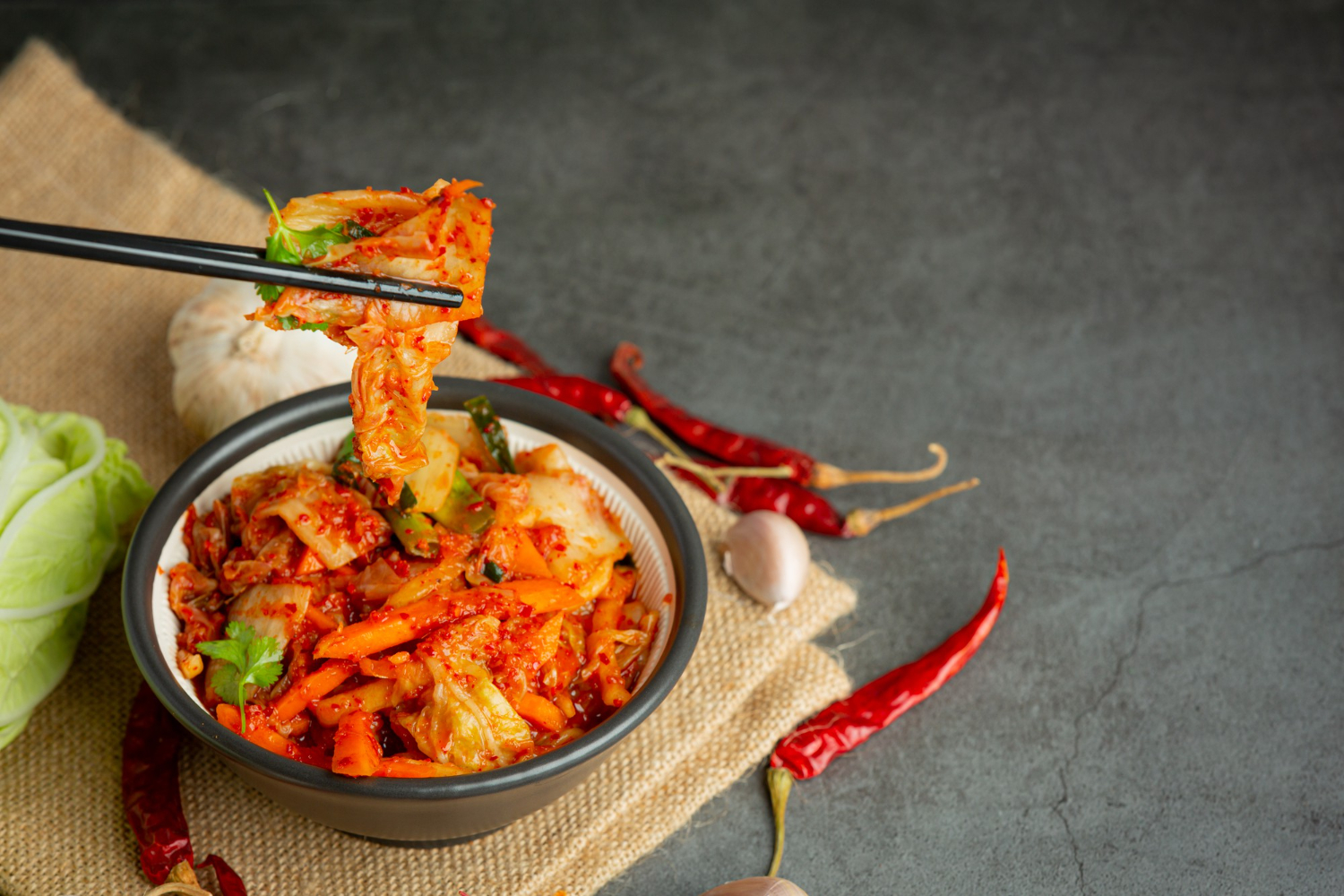 Un plato con kimchi. Un plato con kimchi.