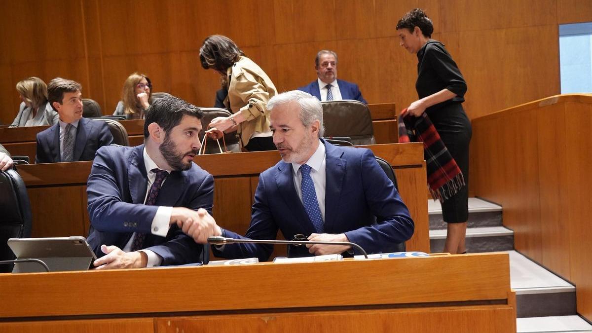 Alejandro Nolasco (izquierda) y Jorge Azcón, en un pleno de las Cortes de Aragón.