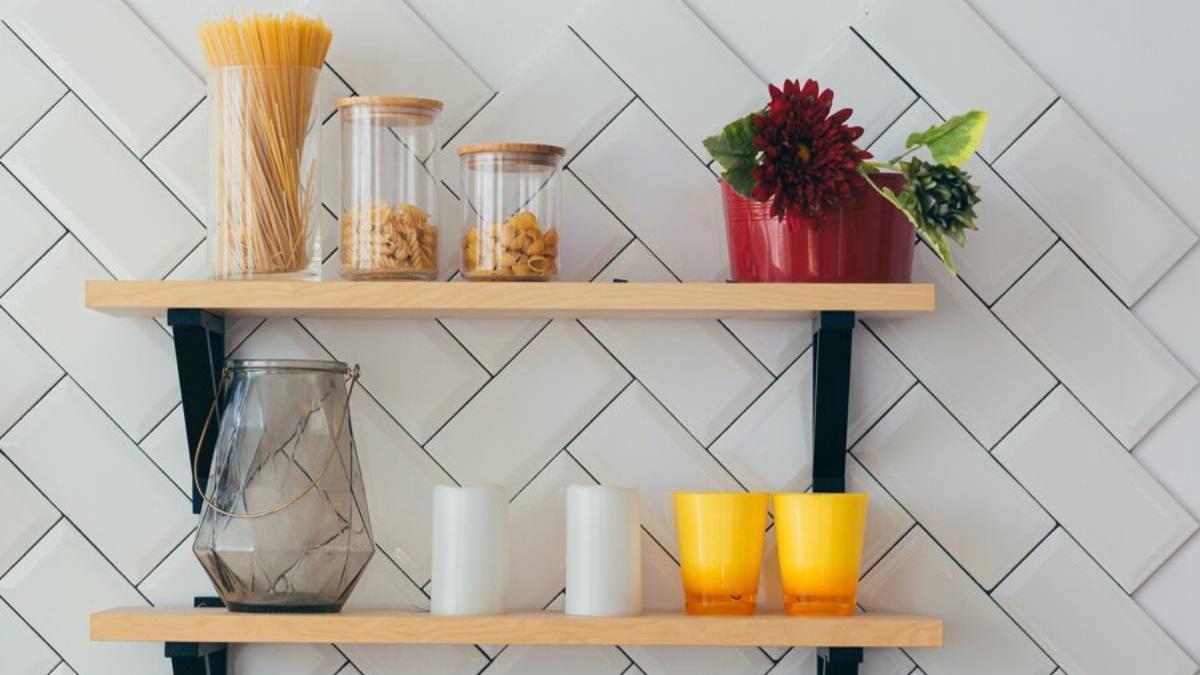 Estantería práctica, a la vez que decorativa, en la cocina