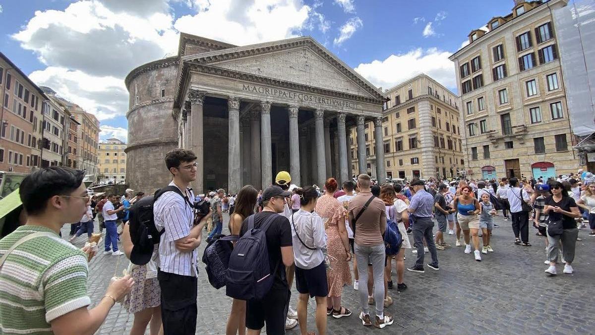 Grupos de turistas hacen fila para poder visitar este lunes, el Panteón de Agripa de Roma.