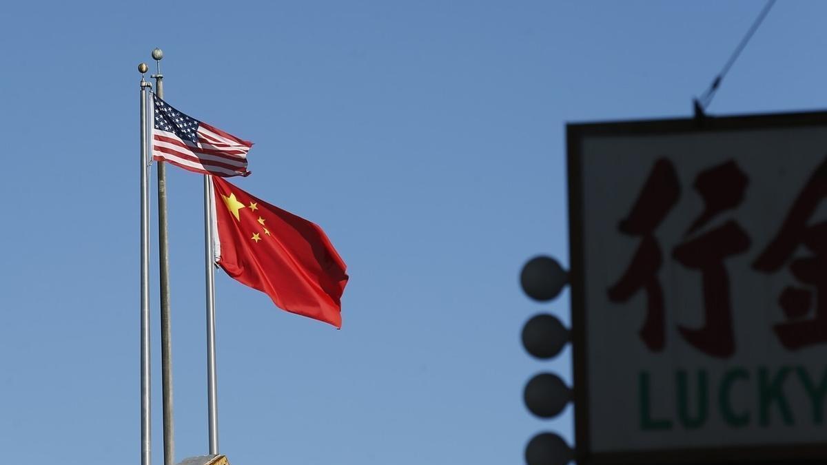 Una bandera estadounidense junto a una china.