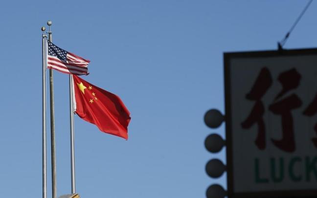 Una bandera estadounidense junto a una china.