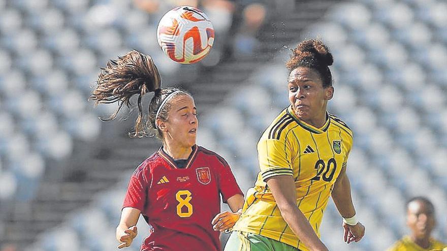 Maite Oroz y Atlanta Primus  (Jamaica) disputando un balón. | FOTO: EFE