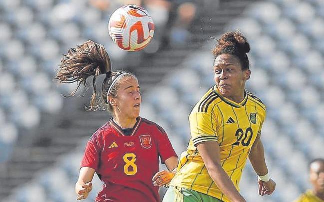 Maite Oroz y Atlanta Primus  (Jamaica) disputando un balón. | FOTO: EFE