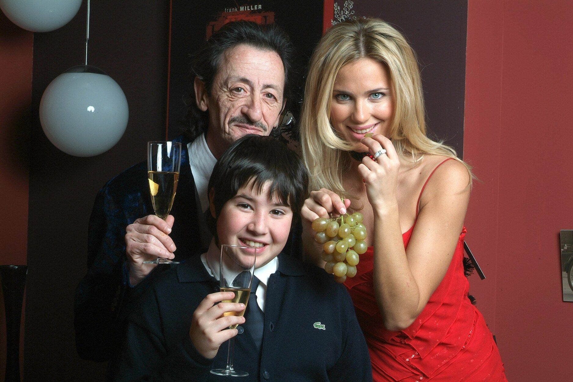 Tal fue la popularidad de Eduardo García por aquel entonces, que llegó a dar las Campanadas de 2005 en compañía del reparto de ‘Aquí no hay quien viva’.