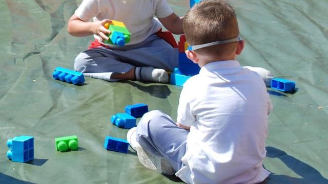Unos niños jugando en un parque infantil