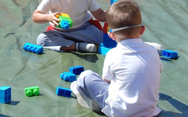Unos niños jugando en un parque infantil