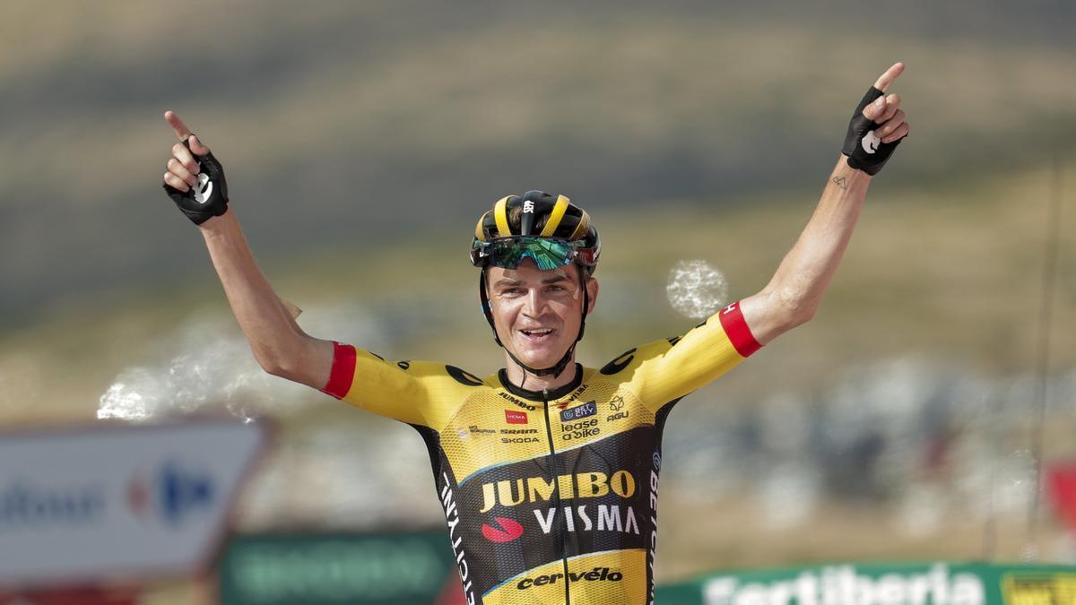 El ciclista estadounidense Sepp Kuss festeja la victoria en Javalambre.