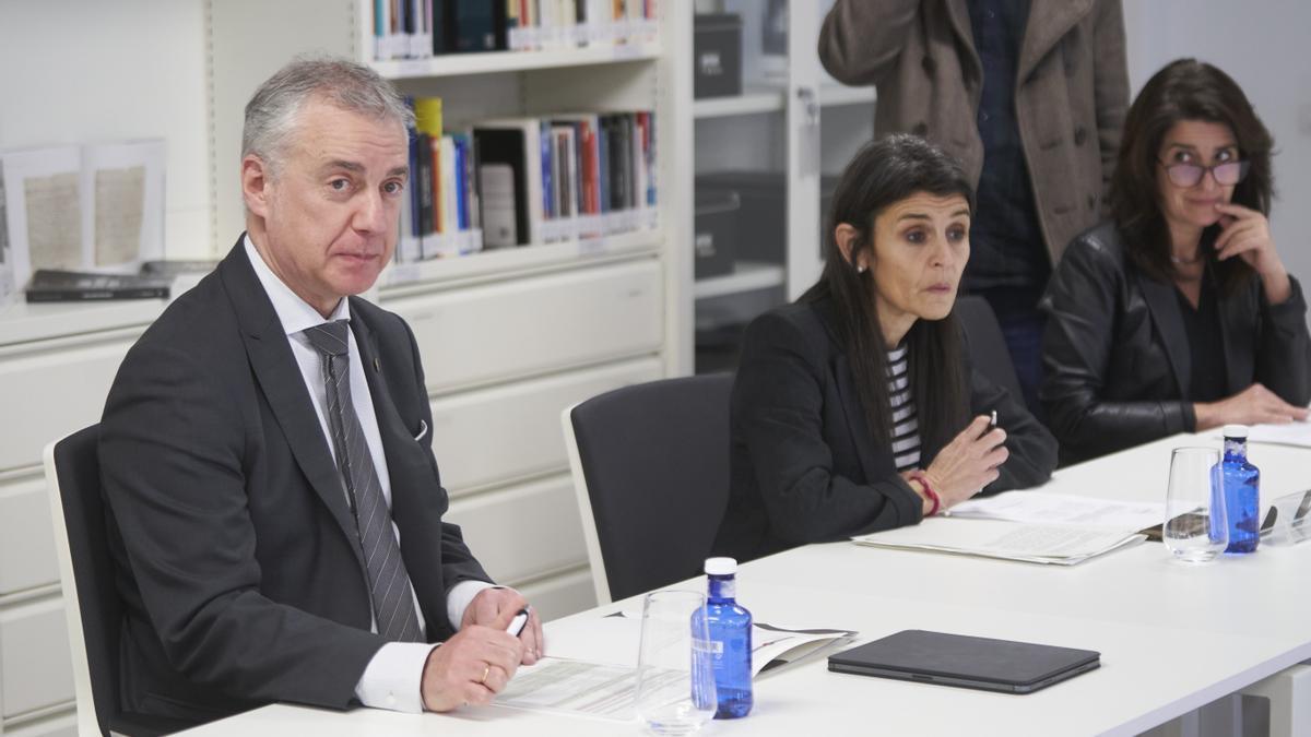 Iñigo Urkullu, Nerea Melgosa y Aintzane Ezenarro, ayer en la reunión de Gogora.