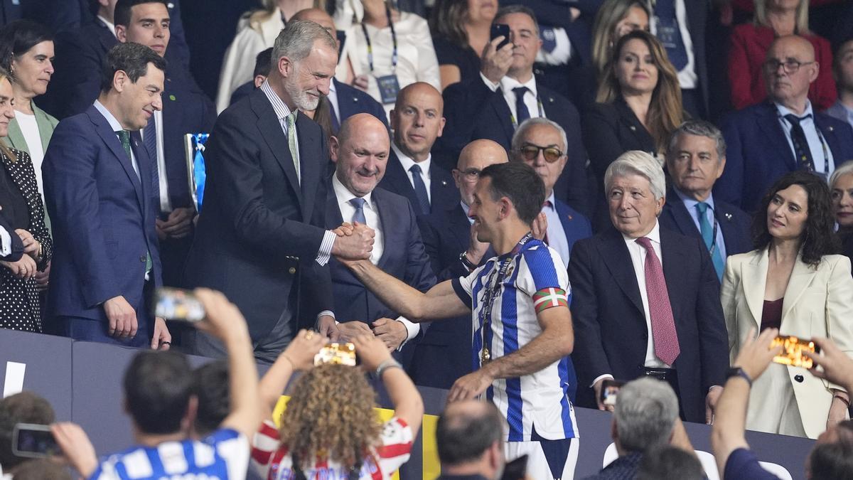 Oyarzabal saluda a Felipe VI durante la entrega de medallas.