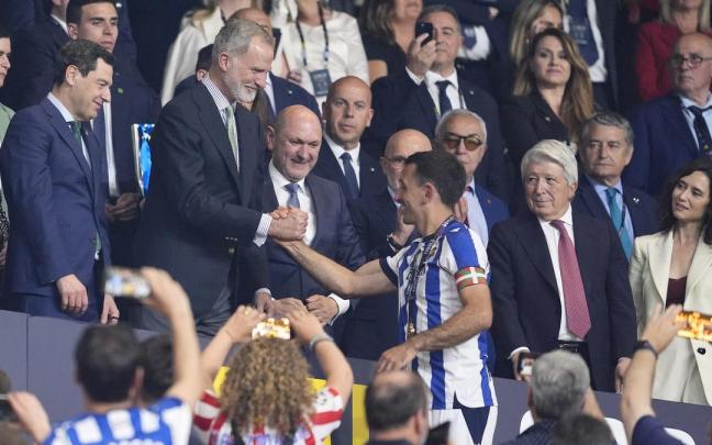 Oyarzabal saluda a Felipe VI durante la entrega de medallas.