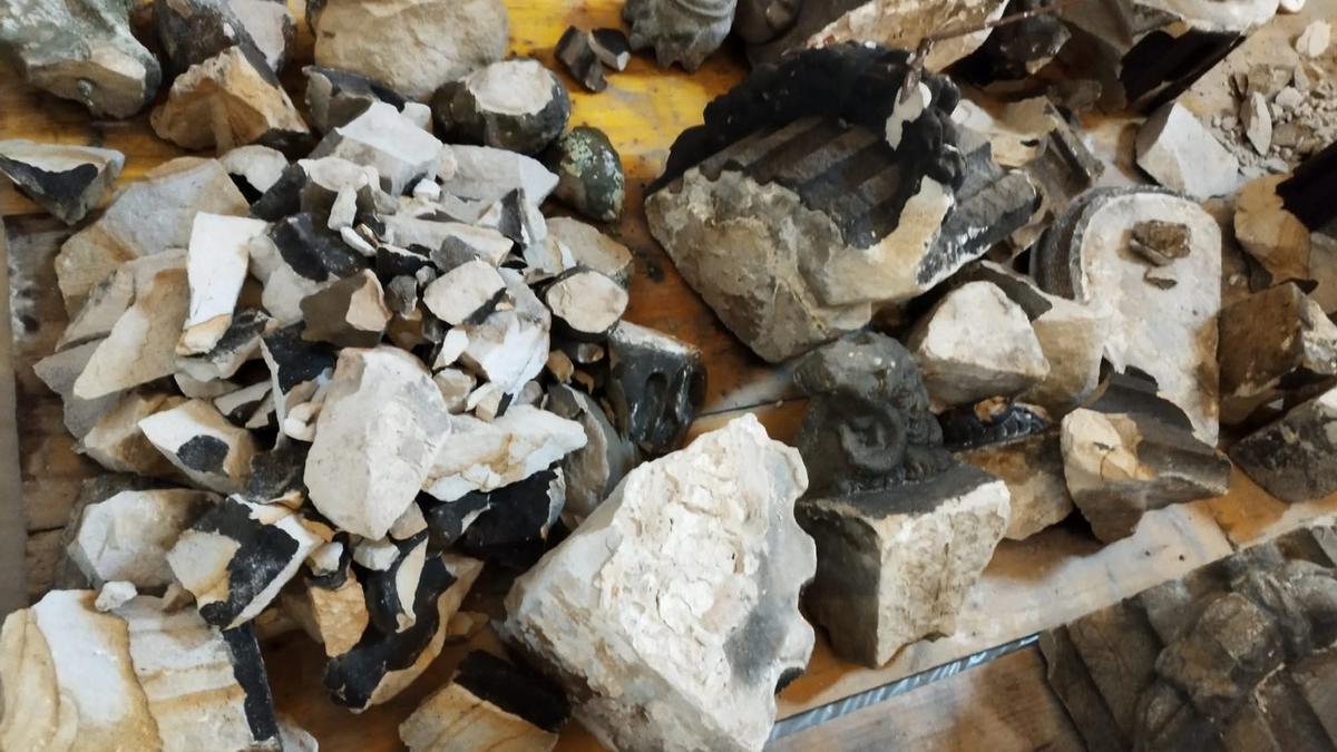 Piezas retiradas de la fachada de la universidad.