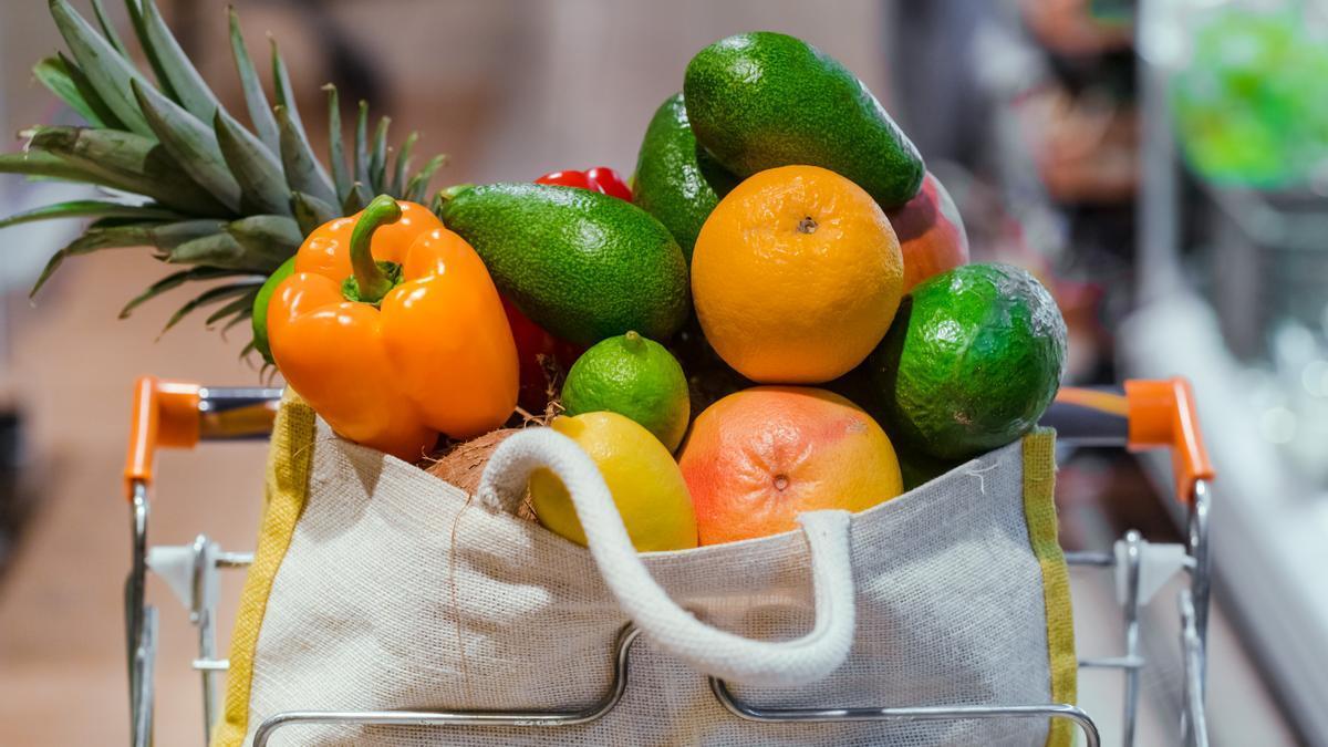 Pimientos, cítricos y otras frutas que no deben faltar en la lista de la compra.