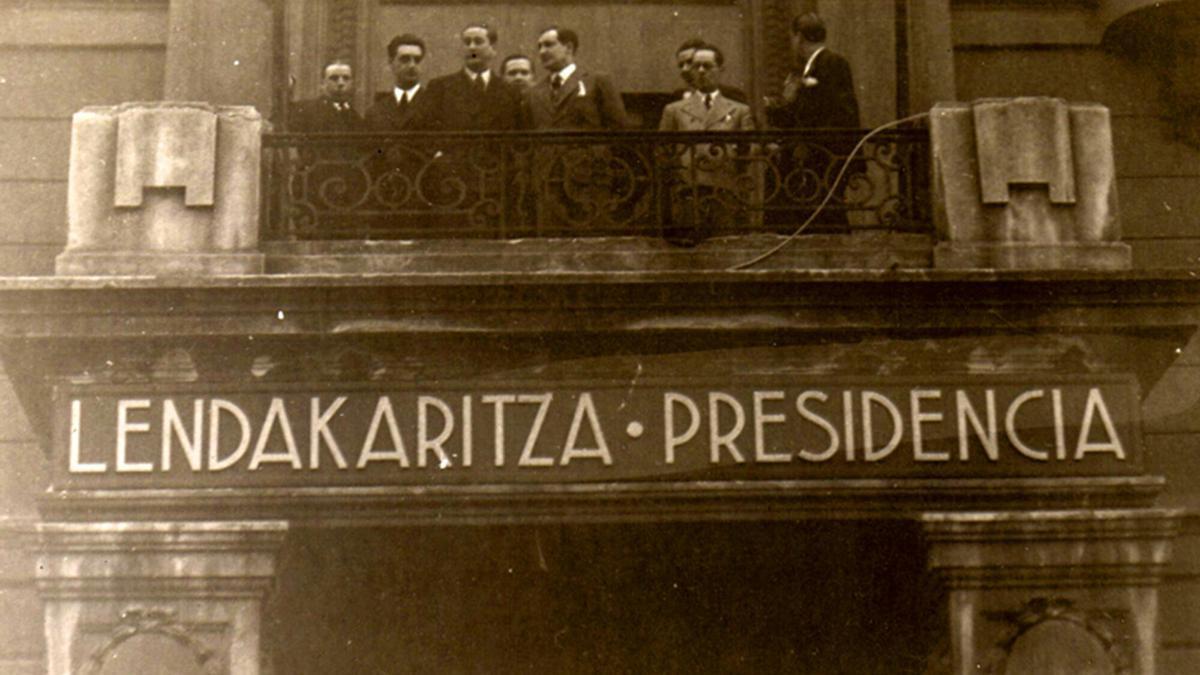 Agirre y su gabinete en la sede del Gobierno.