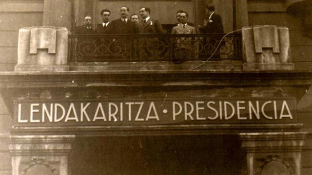 Agirre y su gabinete en la sede del Gobierno.