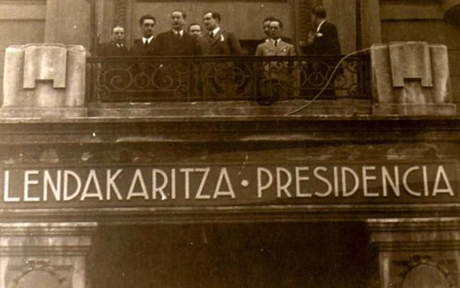 Agirre y su gabinete en la sede del Gobierno.