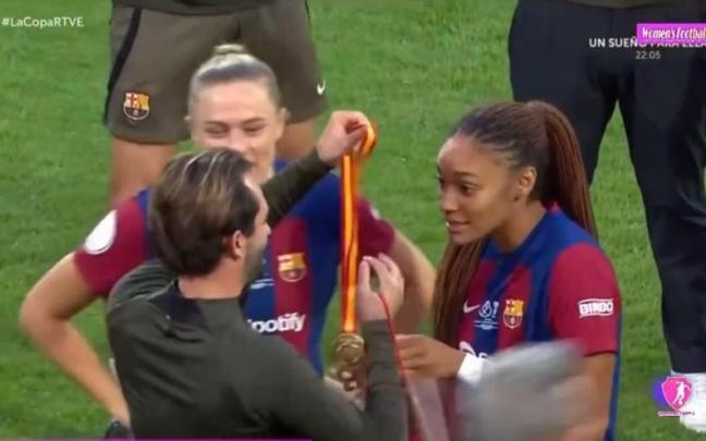Un miembro del cuerpo técnico del Barcelona entrega las medallas a las ganadoras. / Twitter Un miembro del cuerpo técnico del Barcelona entrega las medallas a las ganadoras.