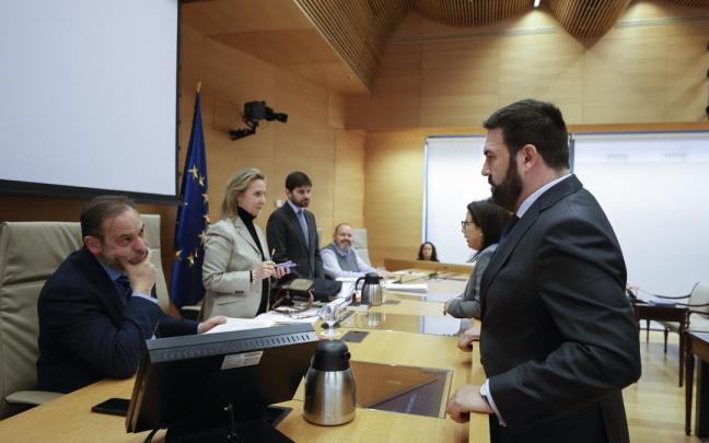 El presidente de la Comisión de Interior del Congreso, José Luis Ábalos, conversa con el diputado de EH Bildu Jon Iñarritu. El presidente de la Comisión de Interior del Congreso, José Luis Ábalos, conversa con el diputado de EH Bildu Jon Iñarritu.