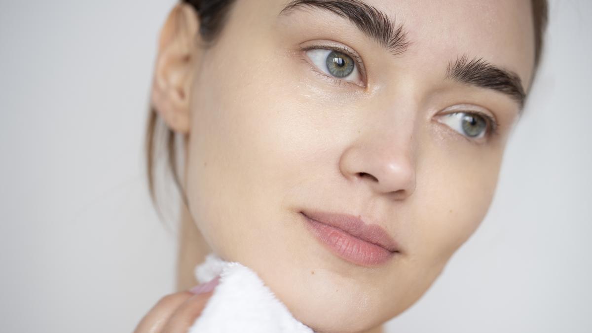 Primer plano del rostro de una mujer con la piel limpia y sin maquillaje.