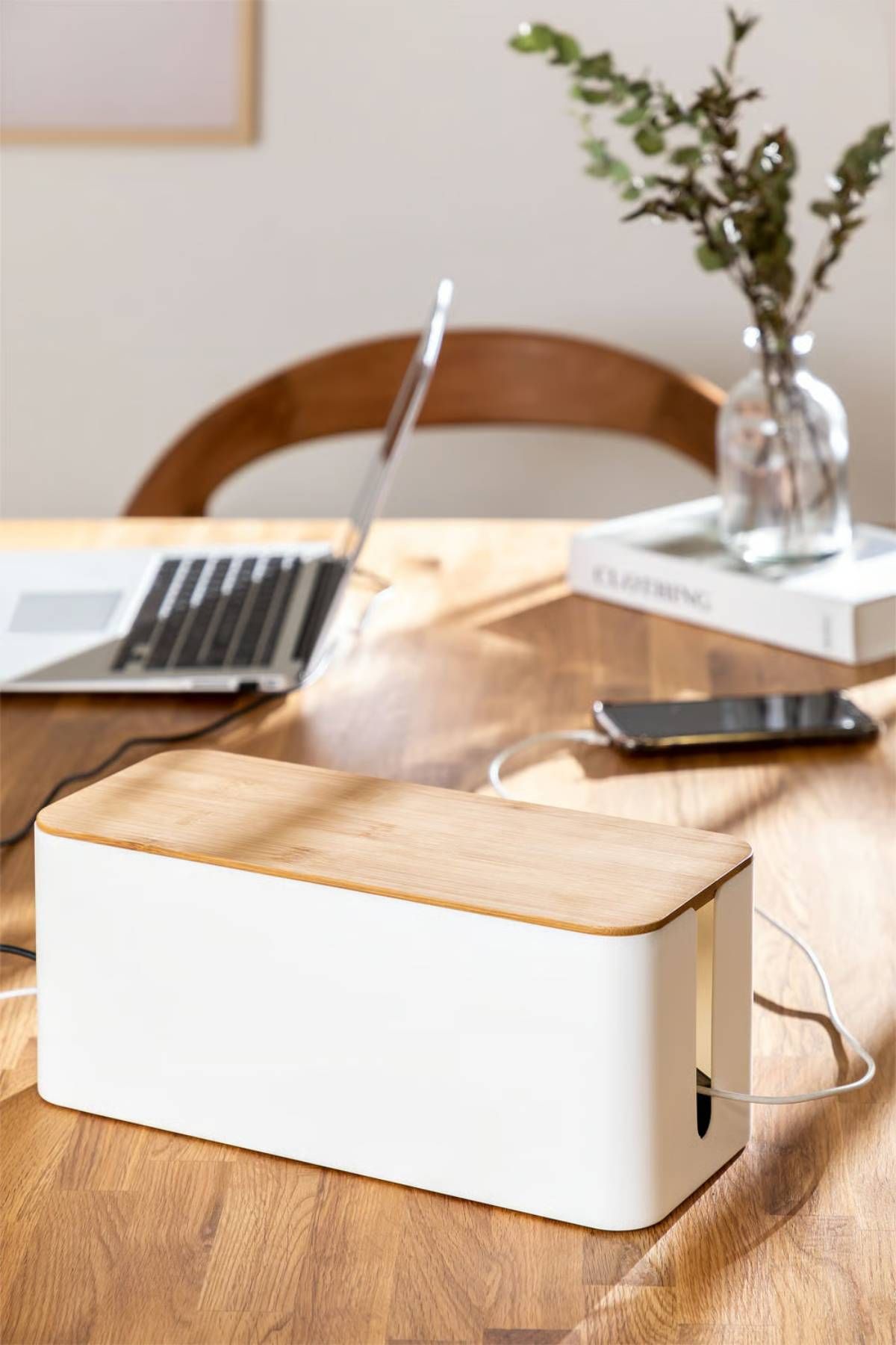 Caja organizadora de cables para colocar una regleta.