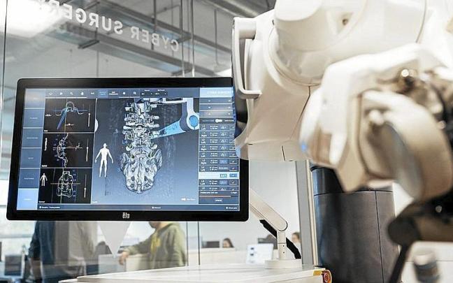 Imagen del robot para operaciones de columnas que se prueba en el Hospital Donostia. | FOTO: N.G. Imagen del robot para operaciones de columnas que se prueba en el Hospital Donostia. | FOTO: N.G.