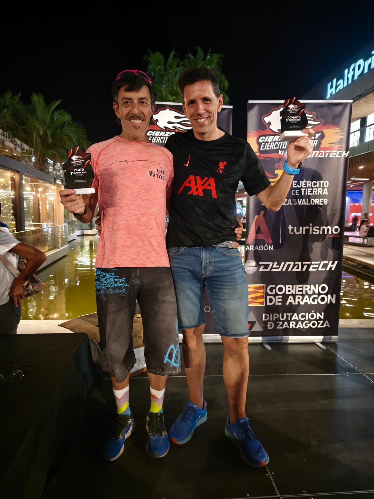 Piloto y copitolo tras la carrera final y definitiva de Zaragoza