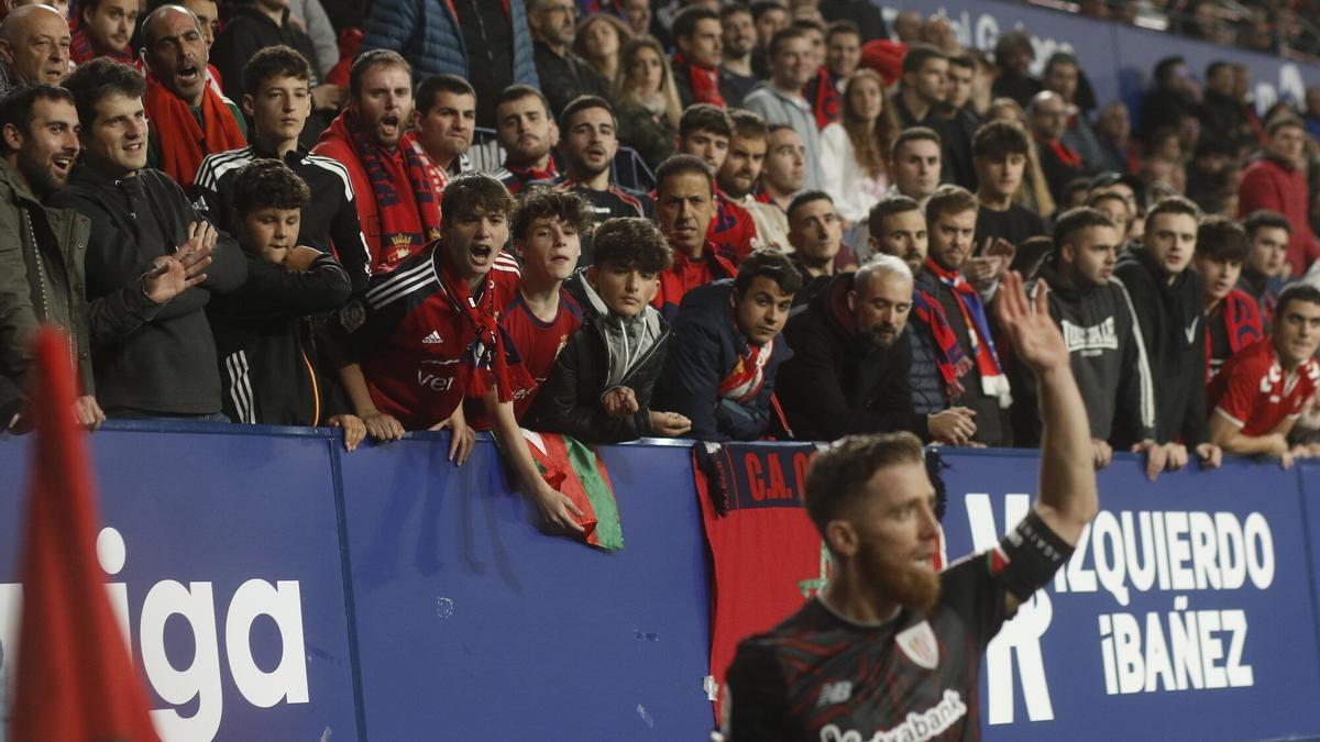 Iker Muniain recibe insultos durante el partido ante Osasuna