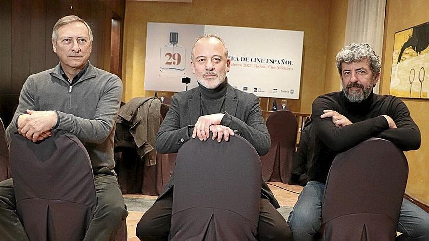 El productor José Antonio Félez, el actor Javier Gutiérrez y el realizador de ‘Modelo 77’, Alberto Gutiérrez.