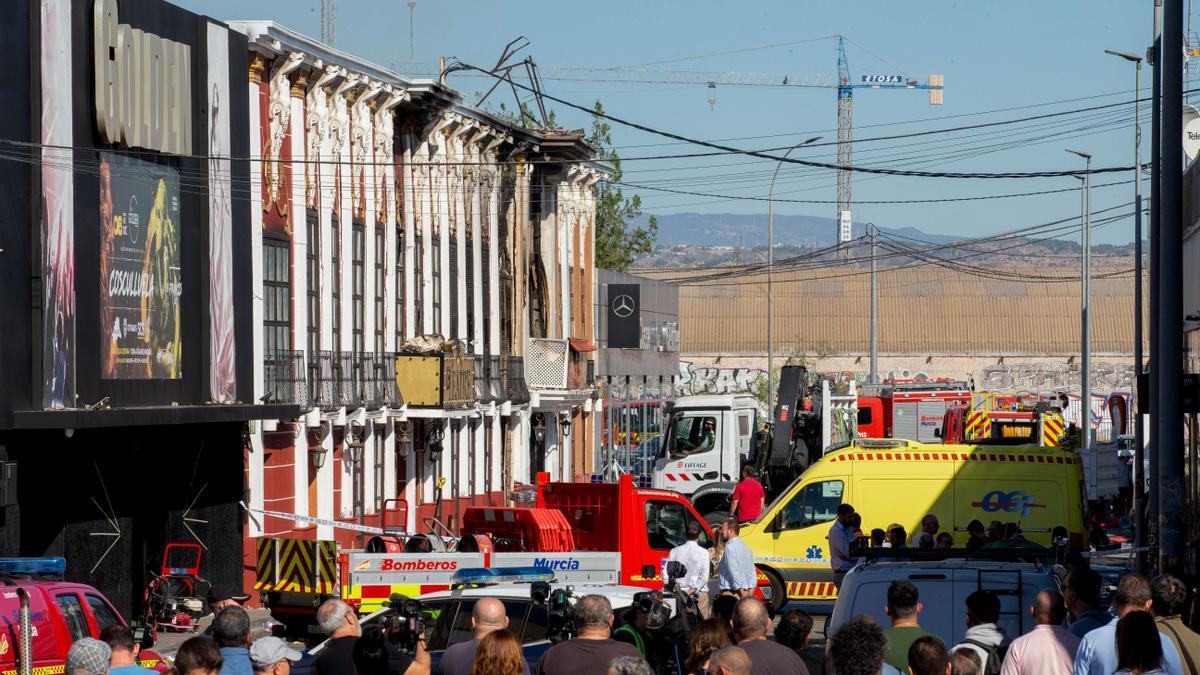 El incendio ha afectado a varios locales de una zona de ocio de Murcia.