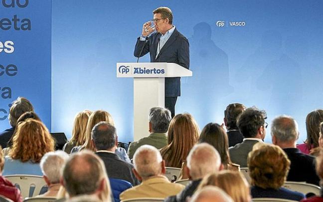 Alberto Núñez-Feijóo bebe en un momento de su intervención en el mitin electoral del Partido Popular en Gasteiz.
