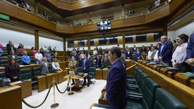 Minuto de silencio en el Parlamento Vasco por el accidente de tren