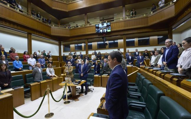 Minuto de silencio en el Parlamento Vasco por el accidente de tren