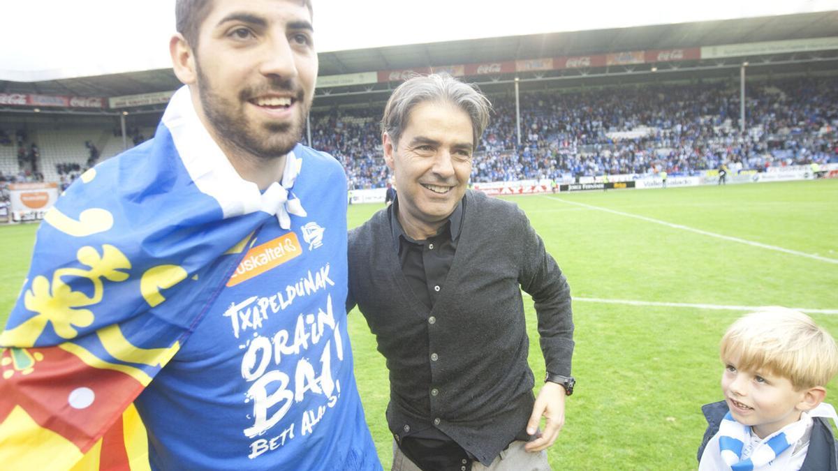 Natxo González, junto a Juanma Delgado, al término del partido frente al Real Jaén que supuso el ascenso a Segunda.
