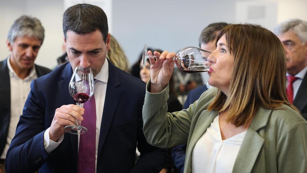 El lehendakari, Imanol Pradales, y la consejera de Alimentación, Amaia Barredo, degustan un vino durante el recorrido de 'Gure Ardoak'.